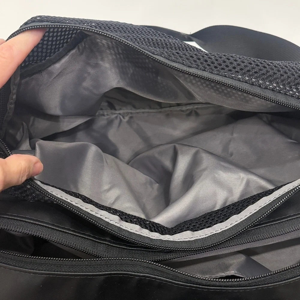The North Face Apex Duffel Bag. Nylon with shoulder strap.Black.NWT.Logo